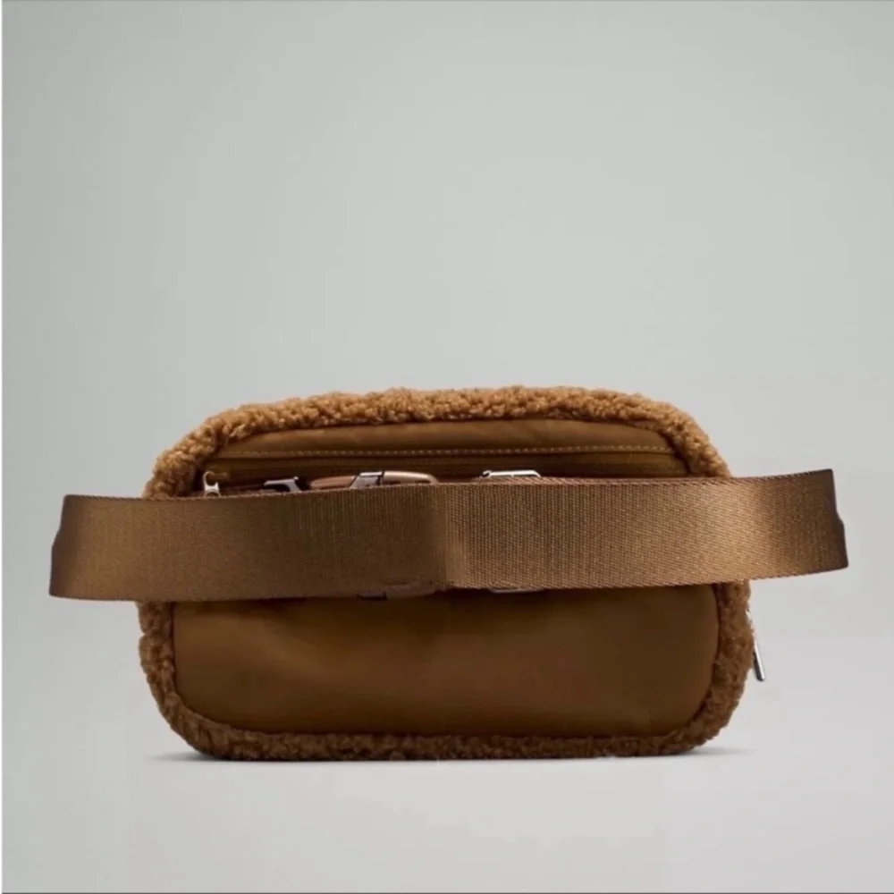 NWT Lululemon Everywhere Belt Bag,
Fleece - Picture 4 of 8